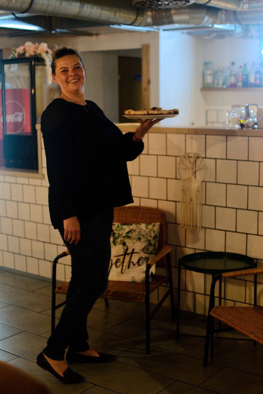 Właścicielka lokalu z pizzą we wnętrzu Modestii